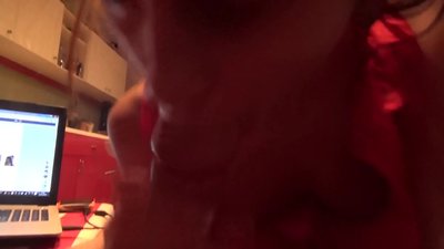 Una col·legial xucla la polla del seu germà mentre no hi ha ningú a casa